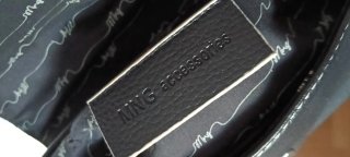 Bolso tipo cartera negro.