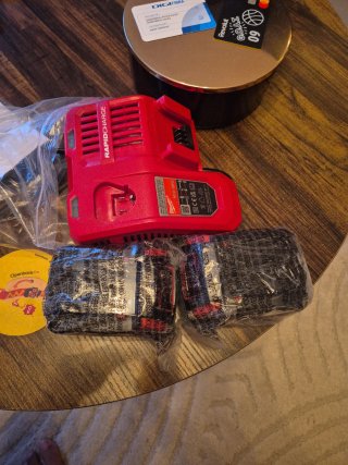 Cargador y 2 Baterías Milwaukee M18