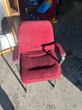 Silla de oficina roja y plateada