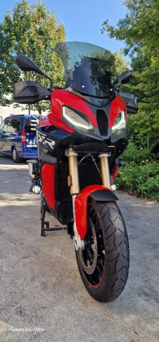BMW S 1000 XR Roja y Negra