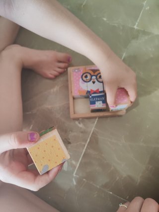 Cubos de madera con animales y nombres en inglés