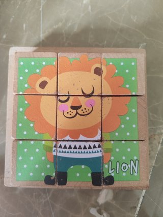 Cubos de madera con animales y nombres en inglés