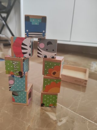 Cubos de madera con animales y nombres en inglés