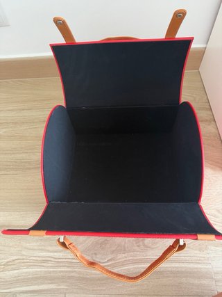 Maletín decorativo rojo con asas