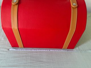 Maletín decorativo rojo con asas