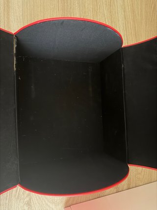 Maletín decorativo rojo con asas