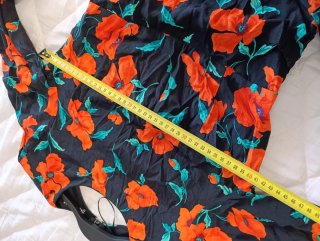 Vestido Zara flores negro y rojo Talla M