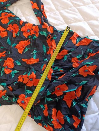 Vestido Zara flores negro y rojo Talla M