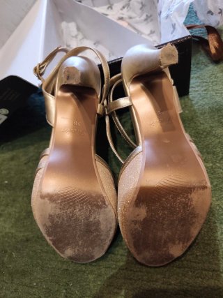 Sandalias doradas tacón alto