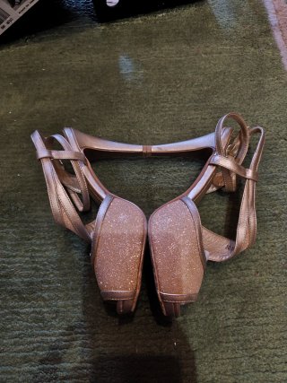 Sandalias doradas tacón alto