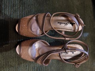 Sandalias doradas tacón alto