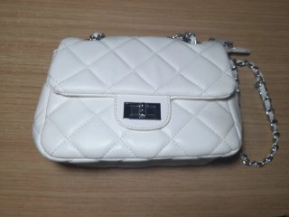 Bolso blanco acolchado con cadena