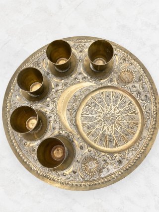 Mesa Marroquí con Vasos Dorados