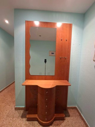 Mueble recibidor con espejo y cajones
