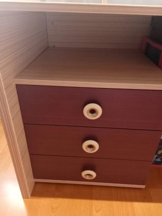 Escritorio, con cajonera, sólo venta en persona.