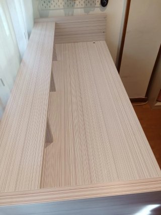 Escritorio, con cajonera, sólo venta en persona.