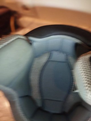 Casco de moto negro con visera