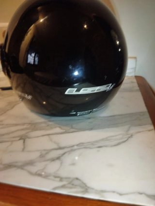 Casco de moto negro con visera