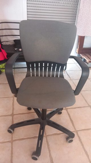 Silla de oficina gris y negra