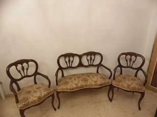 Conjunto de 2 sillas y 1 sofá antiguos