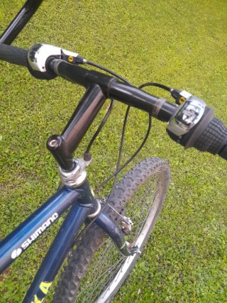 Bicicleta Shimano de montaña azul