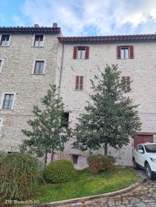 Trilocale in pietra da ristrutturare internamente
