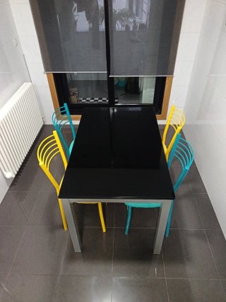 Tavolo da cucina in vetro nero e metallo con sedie