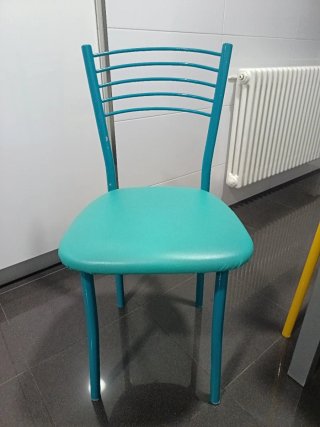 Tavolo da cucina in vetro nero e metallo con sedie