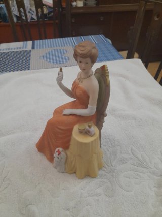 Figura Porcelana Avon Señora Albee 2003