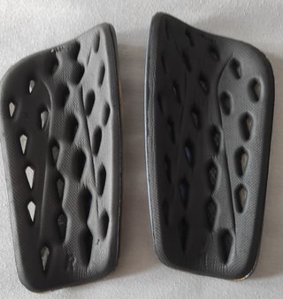 Espinilleras marca Adidas (negras y azules).
