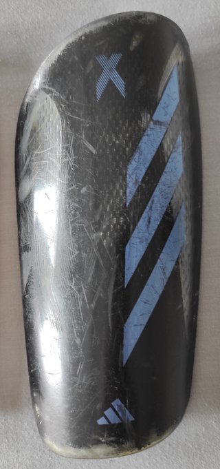 Espinilleras marca Adidas (negras y azules).