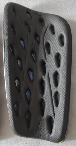 Espinilleras marca Adidas (negras y azules).
