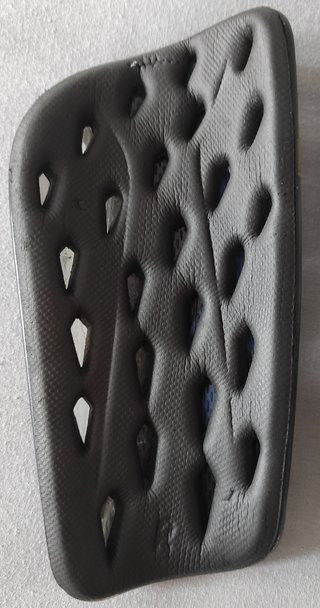 Espinilleras marca Adidas (negras y azules).