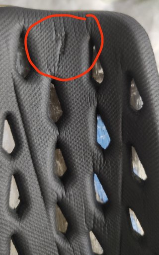 Espinilleras marca Adidas (negras y azules).