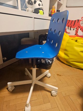 Silla de escritorio infantil azul IKEA.