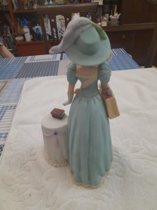 Figura Porcelana Avon Señora Albee 2001