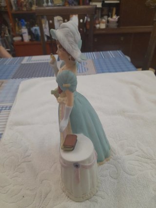 Figura Porcelana Avon Señora Albee 2001