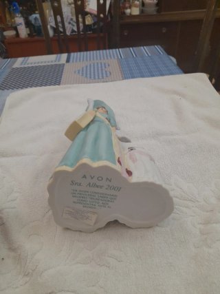 Figura Porcelana Avon Señora Albee 2001