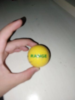 Pelota amarilla con texto