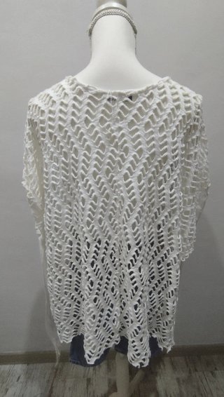 Camiseta / poncho calado Zara.
