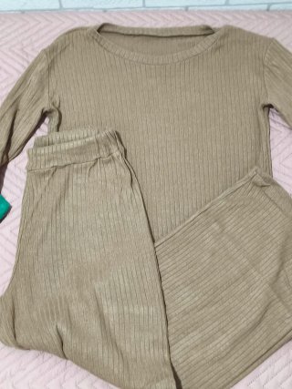 Conjuntos de mujer   Verde y Beige 9€ los dos