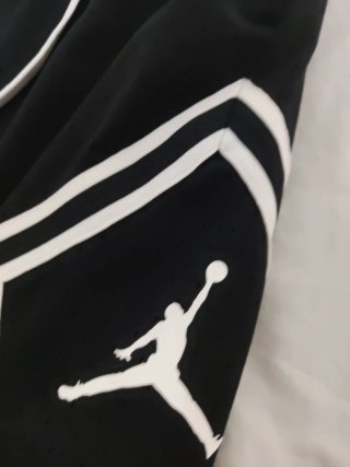 Pantalón Jordan Negro con Rayas Blancas