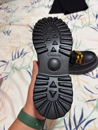 Mocasines negros con cadena dorada