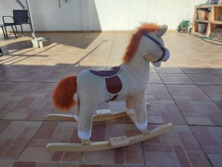 Caballito balancín de peluche