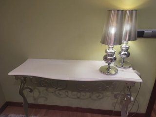 Mueble de entrada plateado con lámparas