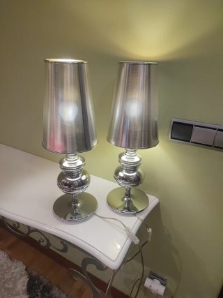 Mueble de entrada plateado con lámparas