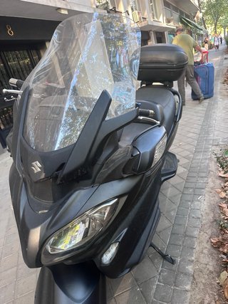 Suzuki Burgman 650 Executive Negra Mate