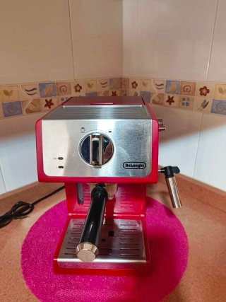 Cafetera Espresso DeLonghi Roja