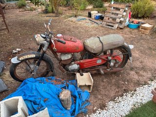 Moto Clásica Roja y Marrón