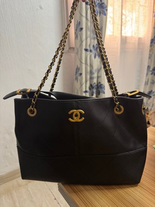 Bolso Chanel Hobo 25A Negro Dorado